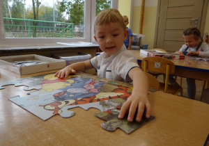 Dziecko układa puzzle